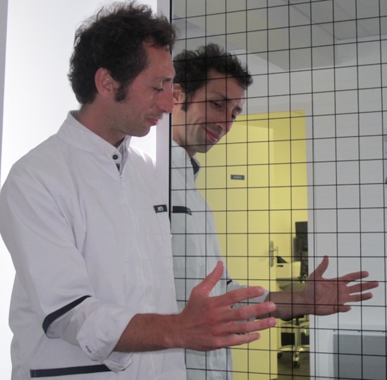 La main et son double dans le miroir de travail La main et son double dans le miroir de travail
