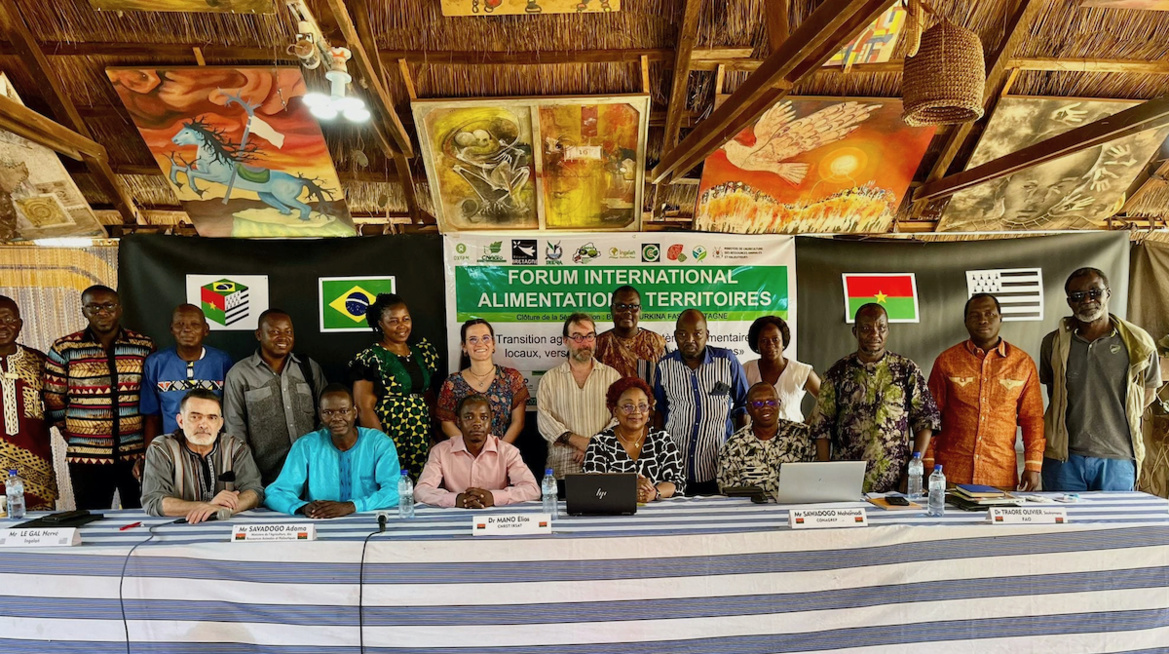 Au Forum Brésil Bretagne Burkina, les 12 et 13 mai, à Ouagadougou (Extrait de la page Facebook d'Hervé Le Gal, coordinateur de l'association Ingalañ) Au Forum Brésil Bretagne Burkina, les 12 et 13 mai, à Ouagadougou (Extrait de la page Facebook d'Hervé Le Gal, coordinateur de l'association Ingalañ)