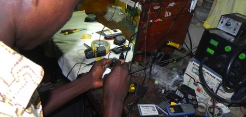 Quand l’Afrique recycle ses téléphones portables