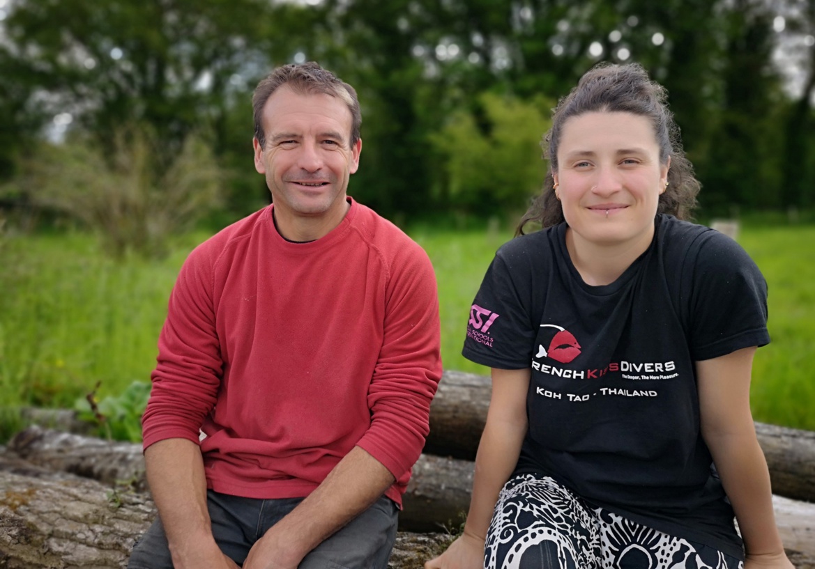Rachel Perez et Rémi Beslé, tous deux associés de la Ferme de Lancé à Plessé, éleveurs et producteurs de camembert.