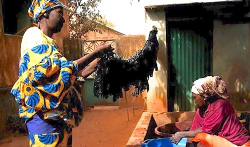 Le sac plastique, l'or noir des femmes de Bobo-Dioulasso