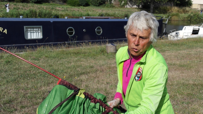 Viviane plie le camp, sur l'aire de camping de Tréverien.