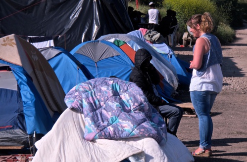 Échange entre un migrant et Adeline, de l'association Terre d'errance