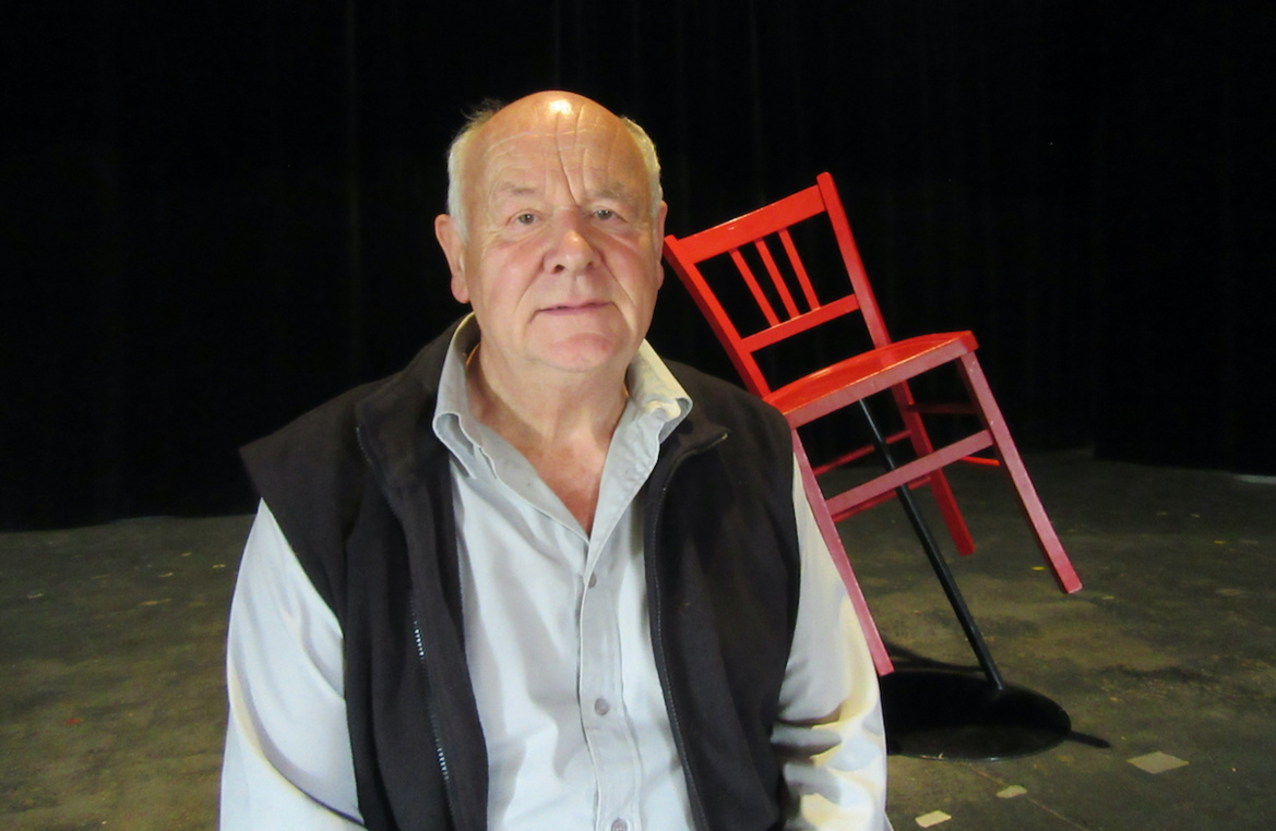 « L’urgence, c’est de prendre une chaise pour s’asseoir et réfléchir, d’où le nom du théâtre de la Chaise rouge » © Marion Bastit « L’urgence, c’est de prendre une chaise pour s’asseoir et réfléchir, d’où le nom du théâtre de la Chaise rouge » © Marion Bastit