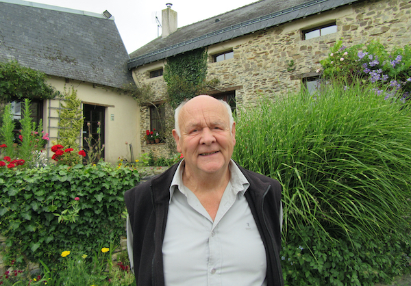 A la ferme devenue l’auberge de la Chaise rouge. « On a créé un lieu qui fait du bien aux gens et à la nature. On a planté plus de 1 000 arbres ici. » © Marion Bastit A la ferme devenue l’auberge de la Chaise rouge. « On a créé un lieu qui fait du bien aux gens et à la nature. On a planté plus de 1 000 arbres ici. » © Marion Bastit