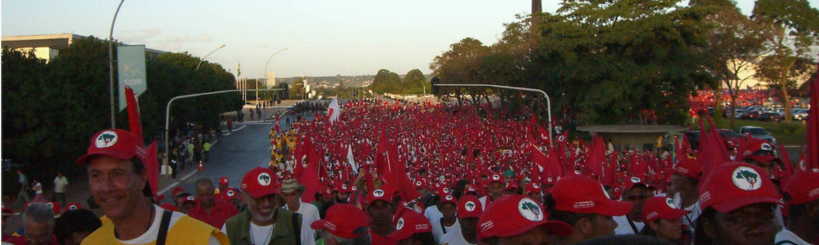 Amanda, une jeune militante brésilienne dans la ruralité bretonne Amanda, une jeune militante brésilienne dans la ruralité bretonne