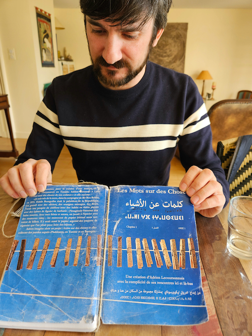 A travers les objets, les gens racontent, se racontent et tissent des liens A travers les objets, les gens racontent, se racontent et tissent des liens