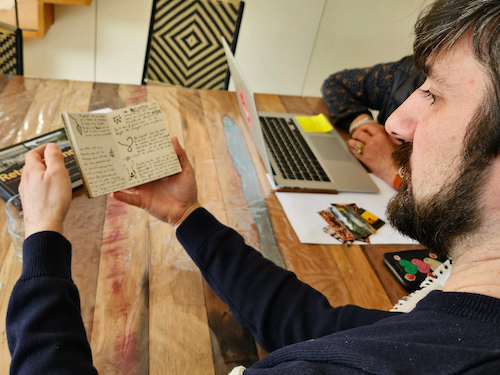 Toutes les paroles sont écrites retranscrites sur des cartes postales, des livres, des livrets Toutes les paroles sont écrites retranscrites sur des cartes postales, des livres, des livrets