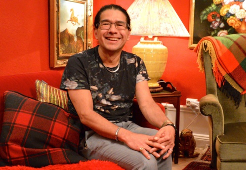 Bienvenido habite aujourd'hui chez son ami Hans qui est décorateur. Bienvenido habite aujourd'hui chez son ami Hans qui est décorateur.