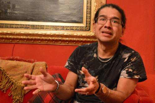 L'humain a rattrapé Bienvenido, alors au plus fort de sa dépression. L'humain a rattrapé Bienvenido, alors au plus fort de sa dépression.