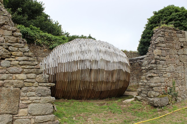 Entre les murs en ruine, une sculpture