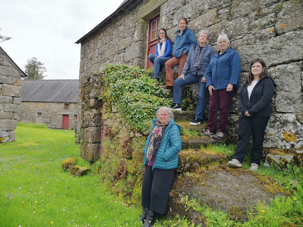 Quelques membres de l'association Lieux Mouvants, village de Saint-Antoine, Lanrivain - avril 2025