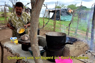 Quelques uns peuvent se loger ici, y vivre le jour, faire la cuisine.