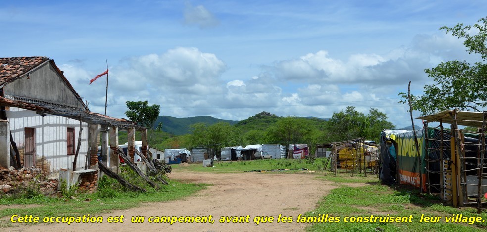 Cette occupation est, pour le moment,  un campement, avant que les familles puissent construire leur village.