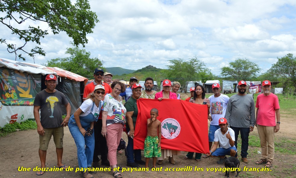 Un groupe d'une douzaine de paysannes et paysans ont accueilli les voyageurs français.