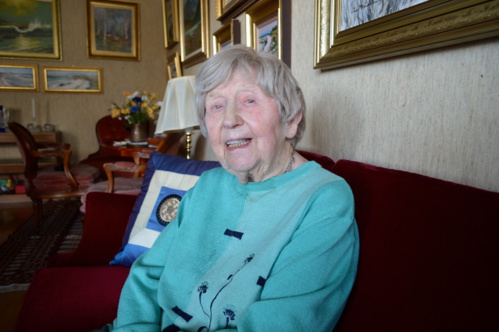 En Suède, les médias la décrivent comme la blogueuse la plus âgée au monde. En Suède, les médias la décrivent comme la blogueuse la plus âgée au monde.