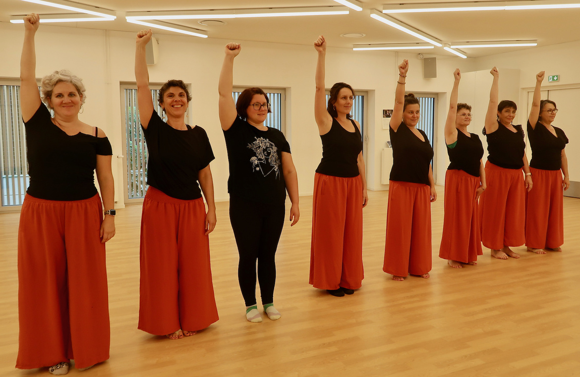 "Avec la danse, nous apprenons à ré-apprivoiser notre corps, à l’aimer de nouveau." "Avec la danse, nous apprenons à ré-apprivoiser notre corps, à l’aimer de nouveau."