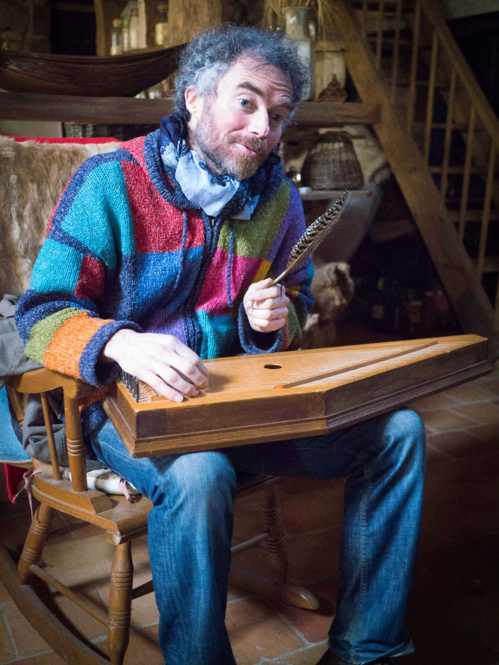 Chez lui, avec l’instrument « psaltérion » Chez lui, avec l’instrument « psaltérion »