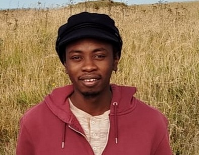 Arsène a suivi avec succès une formation de serveur dans la restauration. Arsène a suivi avec succès une formation de serveur dans la restauration.