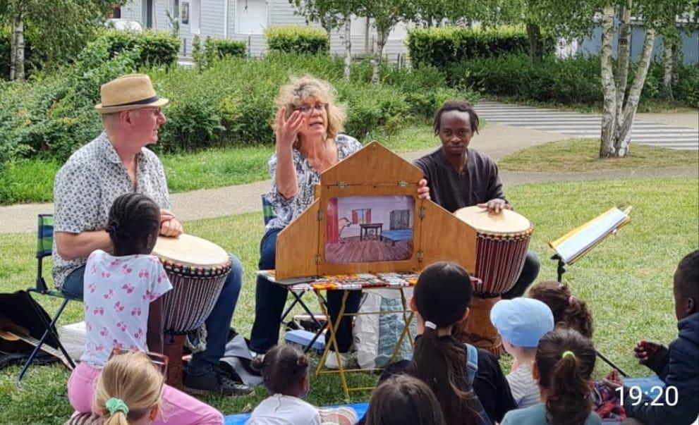 Arsène a  noué des liens autour de lui, notamment comme chanteur et musicien avec l’association « croqueux d’notes ».