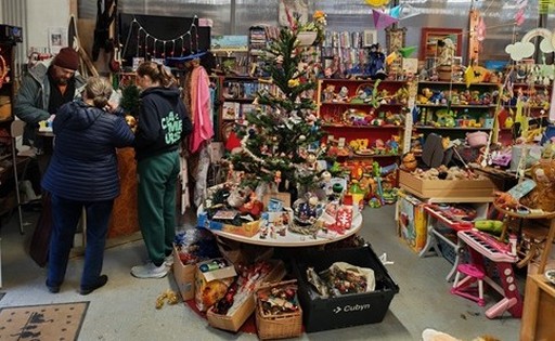 Dans cette caverne d’Ali Baba joyeuse et colorée, on trouve jeux et jouets récupérés, vendus à prix libre.