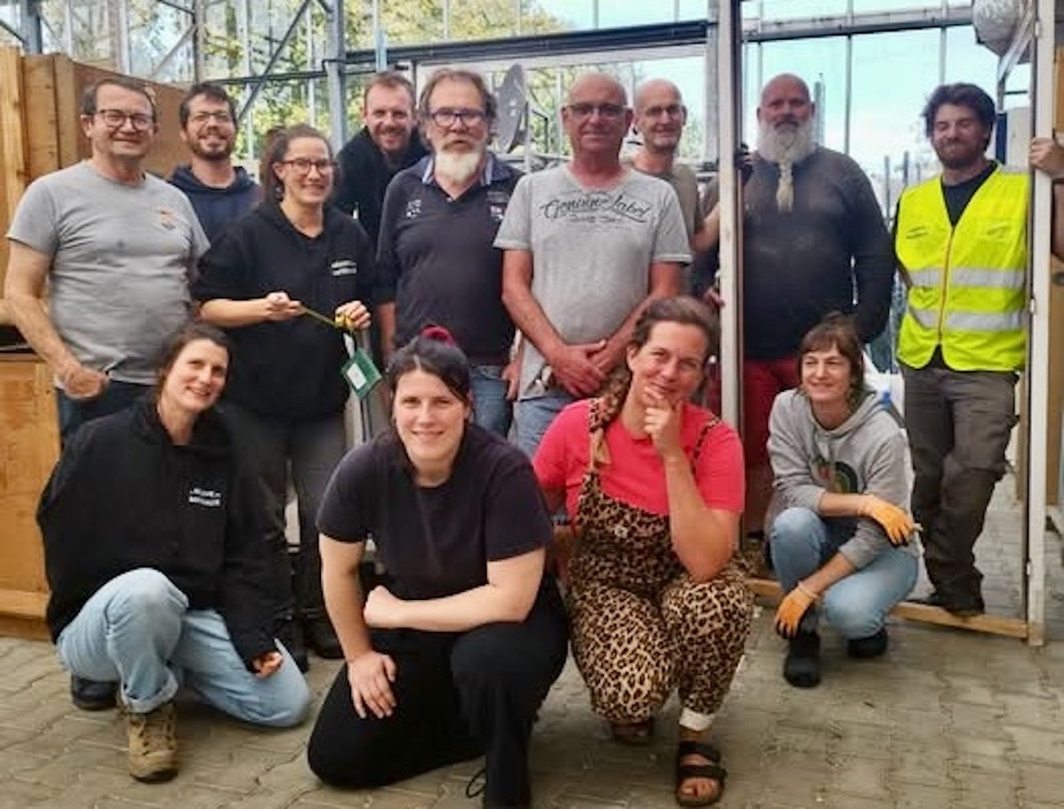 Toute l'équipe de la Réserve des matériaux est impliquée dans la collecte des matériaux. Toute l'équipe de la Réserve des matériaux est impliquée dans la collecte des matériaux.