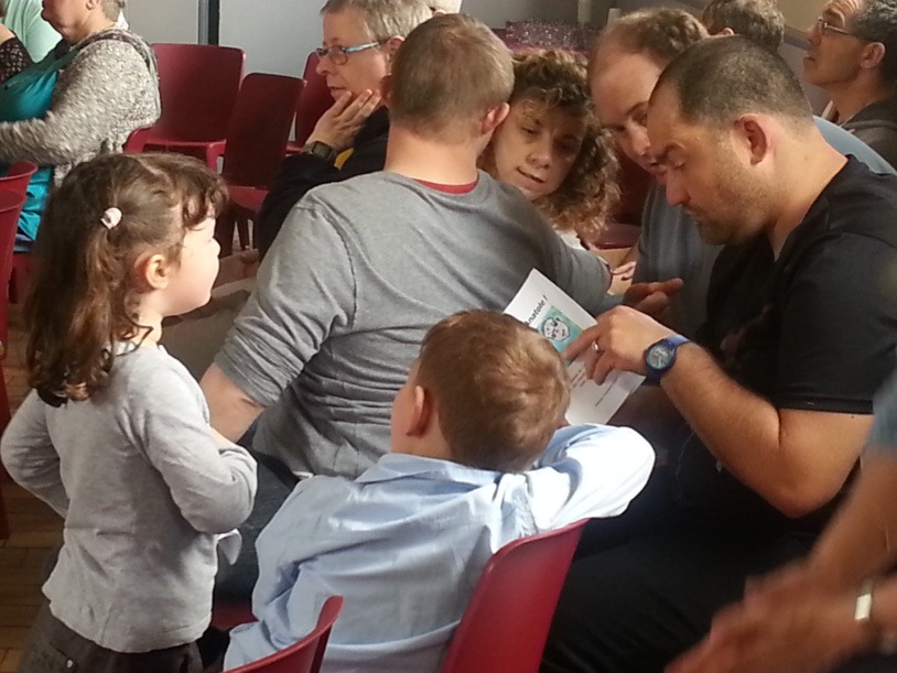 Moment de dédicace, le 11 mai, lors de la présentation du livre
