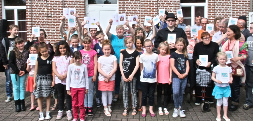 Enfants et auteurs lors de la sortie du livre