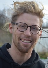 Louis Maillard. Originaire de Nantes, après une formation  à l’École des métiers de l'environnement (Kerlann, Bruz) travaille sur le compostage dans un bureau d'études  pour une métropole de la région parisienne jusqu'en 2018..