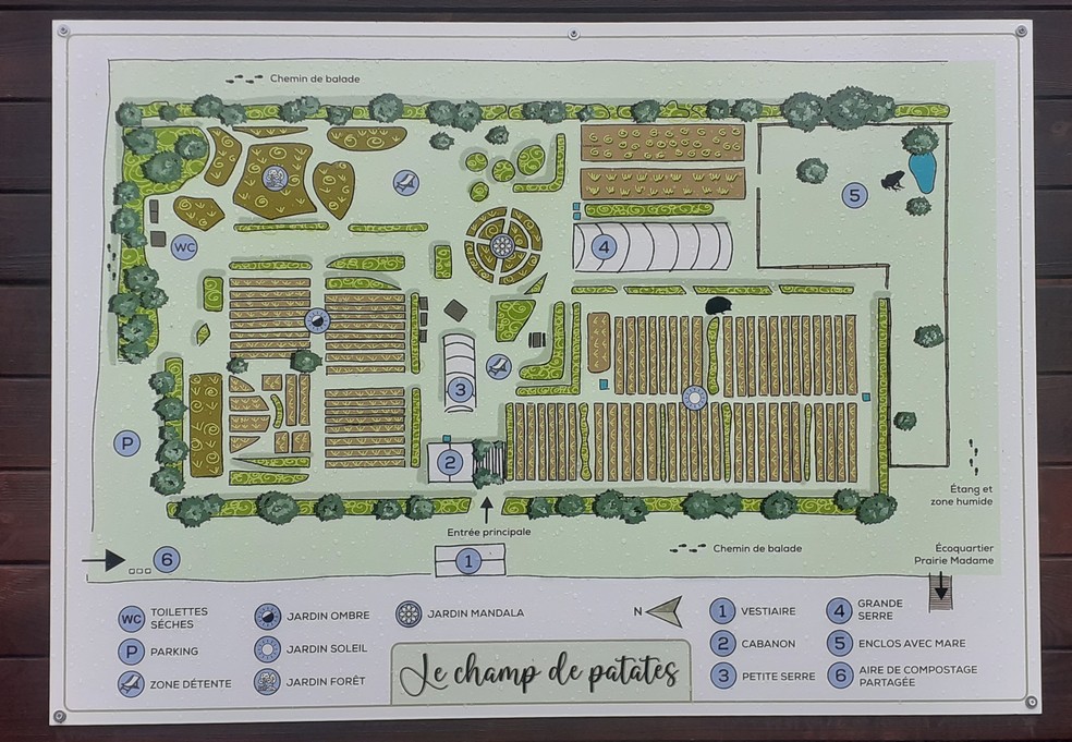 Le plan de la ferme est affiché sur le cabanon.