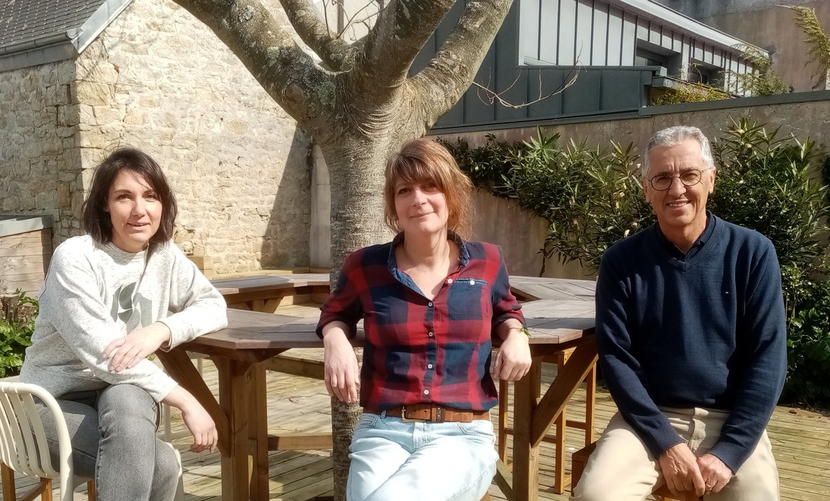 De gauche à droite : Léna Goanec, responsable d'exploitation Bigouden Makers ; Marion Barillet, chargée de communication et des animations ; Thierry Acquitter, président Bigouden Makers SAS