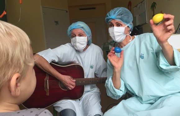Dans les chambres, les intervenants revêtent une tenue adaptée. (Photo Euphonie)