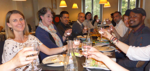 Repas de fin d'année pour les  élèves étrangers et leurs profs dont Carine Ernoult (à g.)