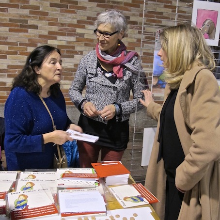 Marie-Anne (à.g.) et Claire discutant avec Lenaïc Briéro, adjointe à l'Éducation