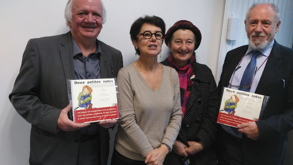 Marie-Annick et à sa gauche la conteuse Marie-Chiff'mine entourées de deux responsables de la fondation Harmonie Solidarités
