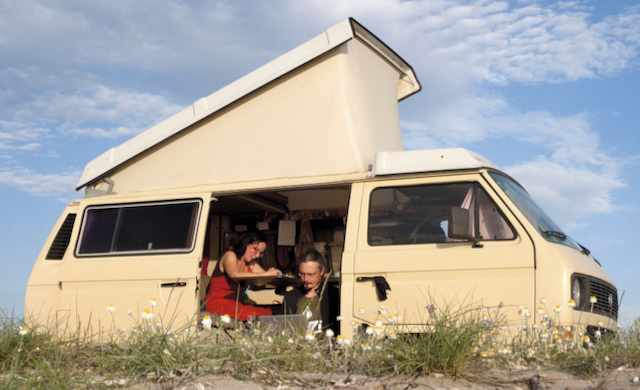 Le van où Cécile Gavlak et Alexis Voelin vivent et travaillent huit mois par année
