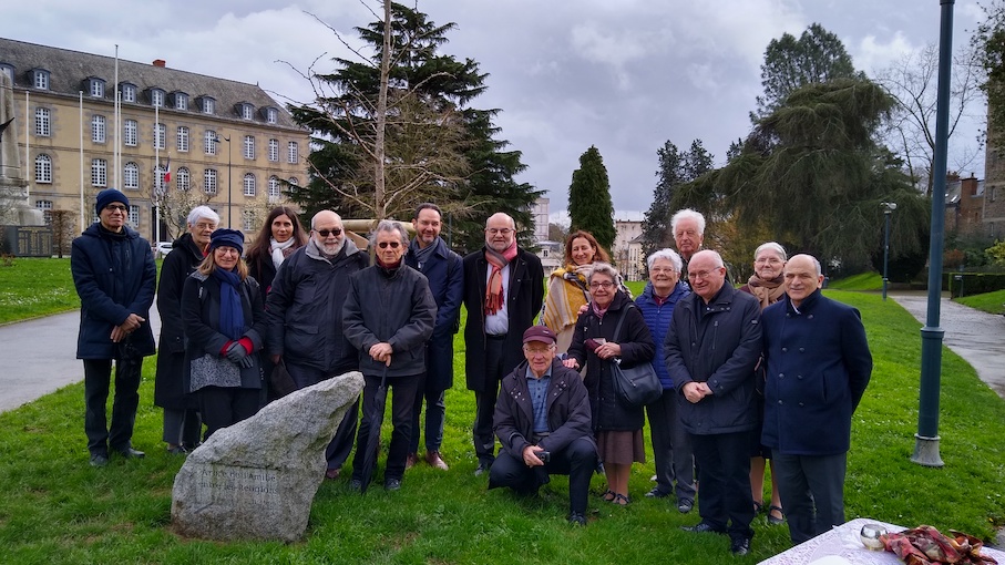 Une rencontre sobre autour de symboles au Contour de la motte : un arbre qui n'a pas encore de feuilles et une stèle de granite. (photo : Th B)