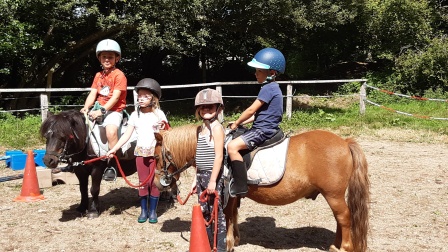 Une monitrice d'équitation accueille les enfants tout au long de l'année (photo : Le Bois du Barde).