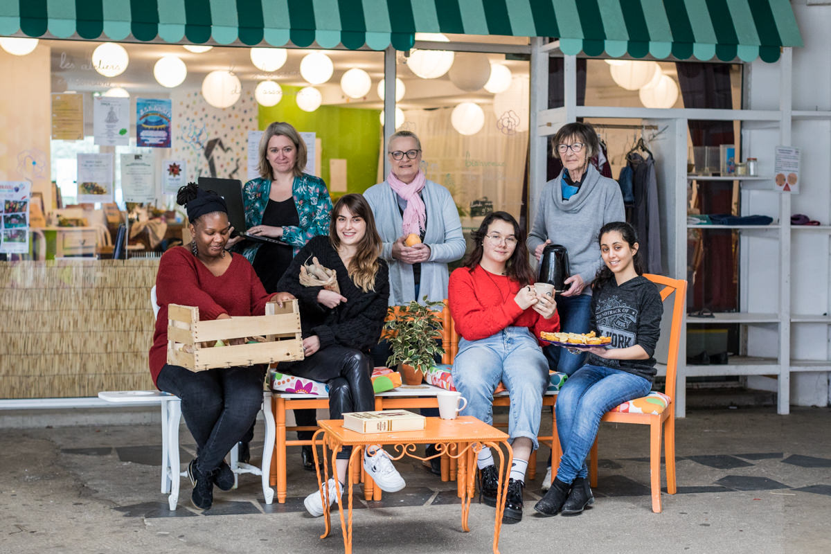 Claire Agnès Froment, 2e à gauche, avec son ordinateur. Photo de groupe avec des bénévoles devant le local du P'tit Blosneur . © Aurélien Scheer