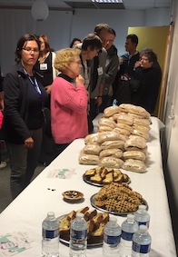 Pour la Nuit de la solidarité, 600 sandwichs préparés par une vingtaine d'habitants. © Aurélien Scheer