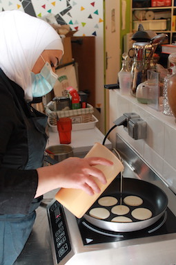Hiyam est fiière de se former et de partager sa cuisine syrienne.