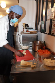 Ali, le Soudanais, aime faire partager son samoussa de bœuf. Ali, le Soudanais, aime faire partager son samoussa de bœuf.