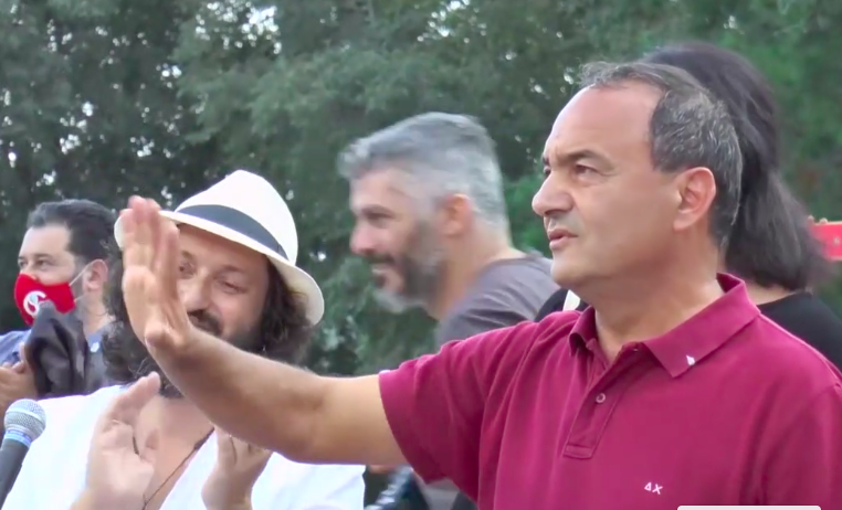 Le maire avec les habitants de Riace après sa condamnation (capture d'écran Euronews)
