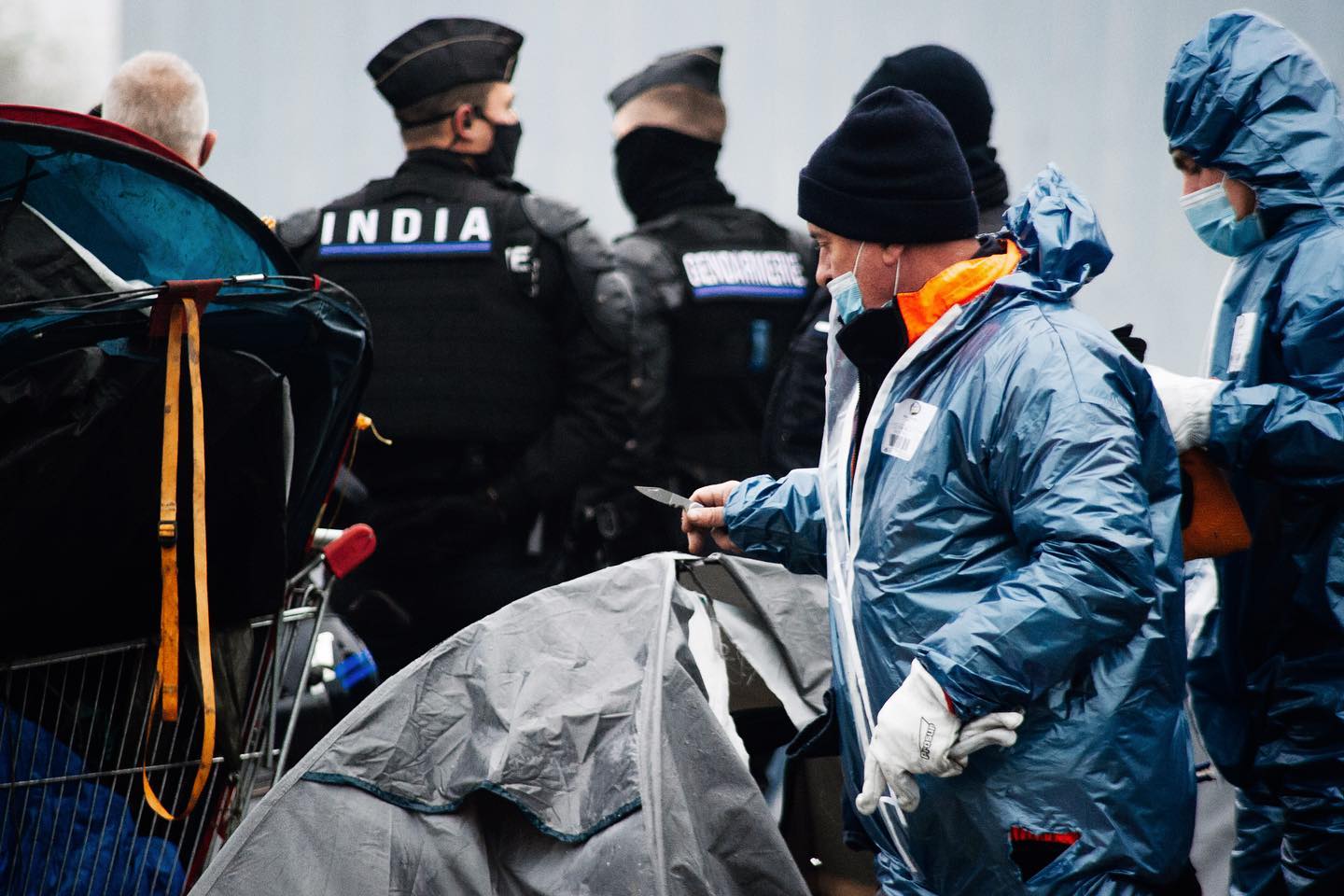 Régulièrement, des entreprises interviennent pour détruire et confisquer le matériel, escortées par les policiers (photo : Help 4 Dunkerque).