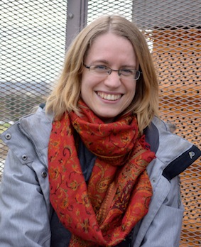 Gabrielle, la Pirate, ôte son masque  Gabrielle, la Pirate, ôte son masque