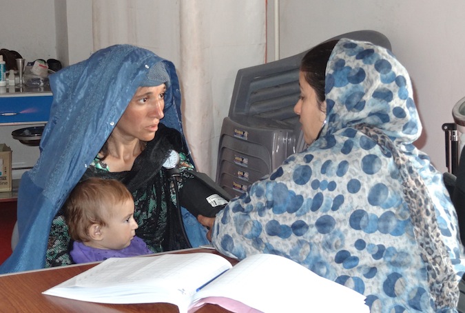 Consultation avec la sage-femme afghane embauchée par "Mères pour la paix"