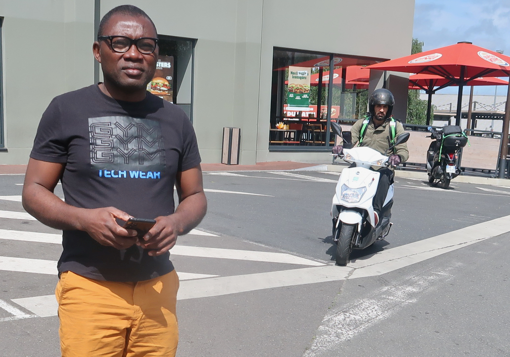 Joseph Atangana fait campagne auprès de ses collègues pour que les livreurs aient des droits normaux