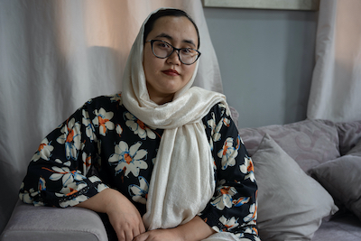 Saba Chaman, qui dirige la radio à Kaboul, doit jongler entre les objectifs, l'éducation des Afghanes, et les lois imposées par les talibans