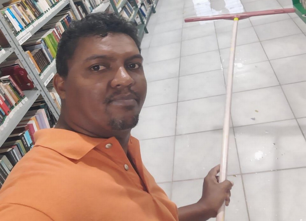 Reginaldo nettoie la salle de bibliothèque après un problème (résolu) au niveau du toit