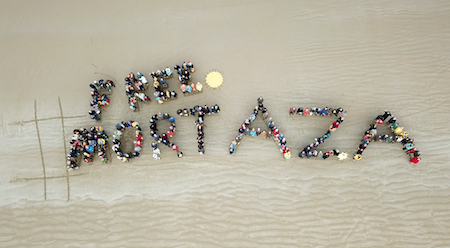 Sur la plage, 200 personnes forment un hashtag (vue d'un drone)